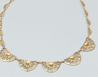 null Collier en or jaune 18 ct (750) à maille faits de demi- cercles ajourés de filigranes....