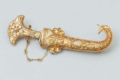null Broche poignard Koumia en or jaune (750) à décor de filigranes. Travail d'Afrique...