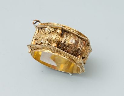 null Bracelet large rigide ouvrant en or jaune (750), à pans appliqués de filigranes....
