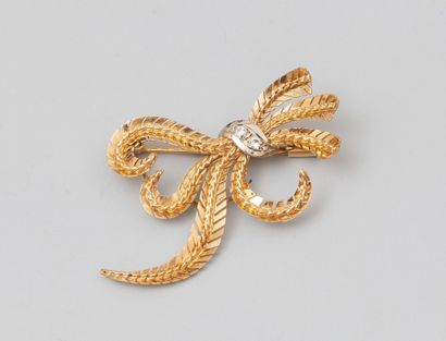 null Broche plume en or jaune et gris sertie de 2 petits diamants. 5,8 gr