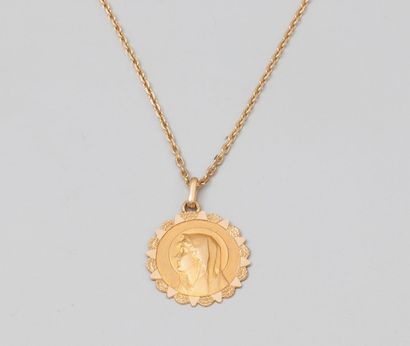 null Médaille de la vierge et sa chaîne en or jaune. 8,5 g
