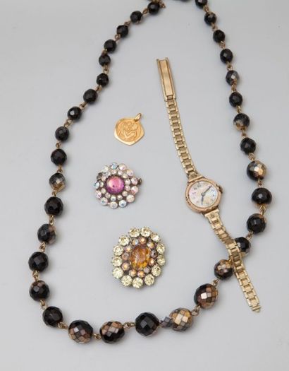 null Lot de bijoux fantaisie: collier, 2 broches, médaille et montre.