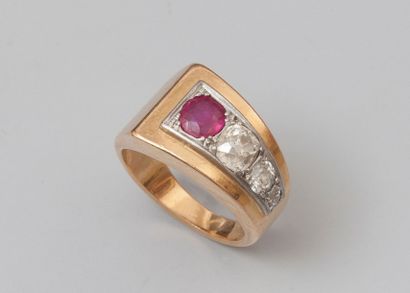 null Bague années 40 en or jaune et platine sertie d'une pierre rouge et de 3 diamants...