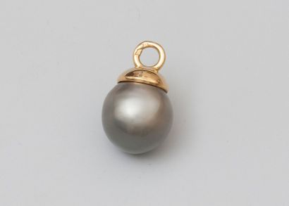 null Perle de tahiti montée en pendentif, anneau en or jaune. 6,4 g