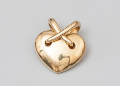 CHAUMET Pendentif coeur en or jaune, signé et numéroté. 12 g