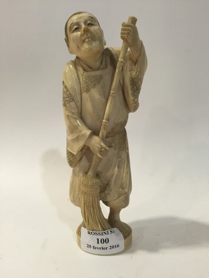 null Okimono en ivoire sculpté représentant un homme balayant 

Accident au nez

Japon,...