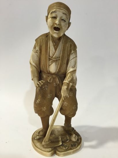 null Okimono en ivoire sculpté représentant un paysan tenant sa beche.

Japon, période...