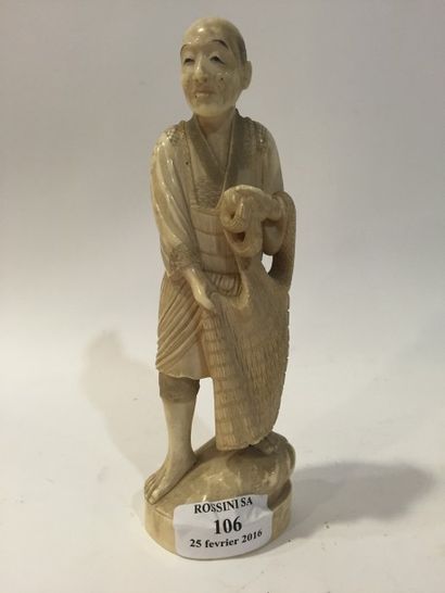 null Okimono en ivoire sculpté représentant un pêcheur tenant son filet

Japon, période...