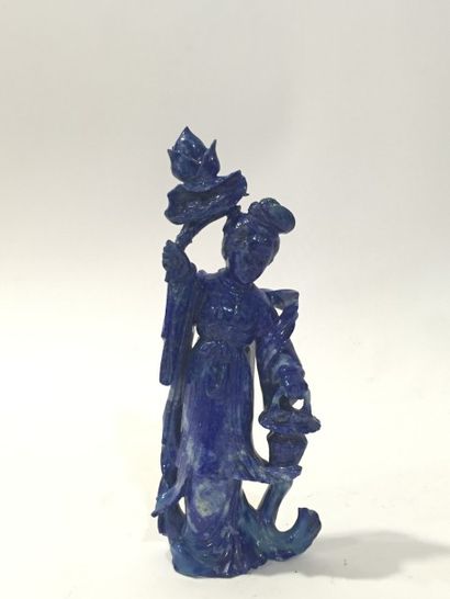 null Sujet en lapis-lazuli représentant une divinité féminine tenant un panier de...