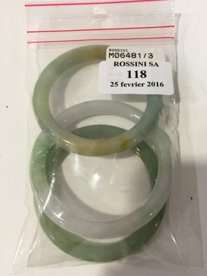 null Lot de 3 bracelets jonc en jadéite veinée de vert, blanc et rouille,

Chine,...
