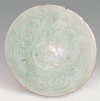 null Coupe en porcelaine Qingbai à décor de feuillage stylisés.

Chine , période...