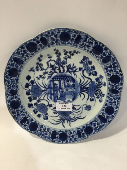 null Assiette en porcelaine à bords polylobés 

à décor bleu-blanc d'une scène de...