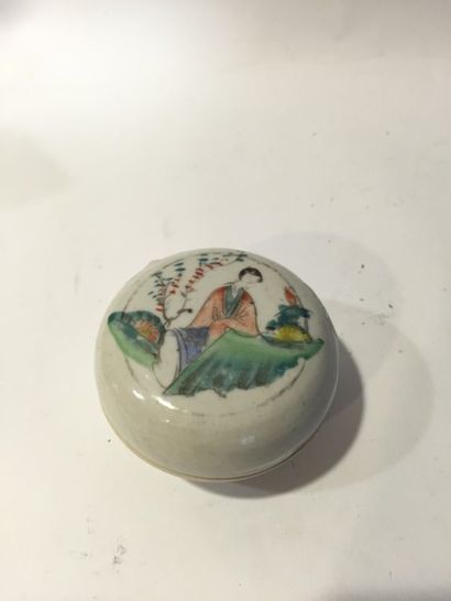null Boîte ronde en porcelaine à décor polychrome d'une dame de cour dans un paysage.

Chine,...