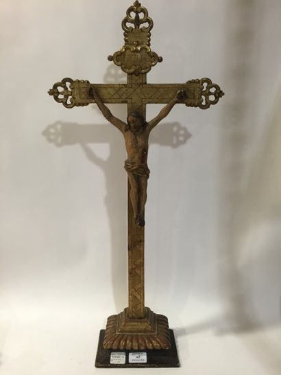 null Grand crucifix en bois doré aux bras fleuronnés;
Christ polychromé avec périzonium...