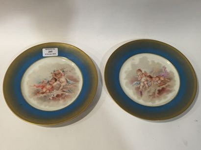 SÈVRES, dans le goût de 

Ensemble de deux assiettes en porcelaine à décor polychrome...
