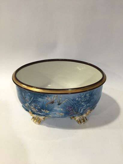 null Cache pot 

en porcelaine de Paris à fond bleu à décor polychrome d'un étang,...