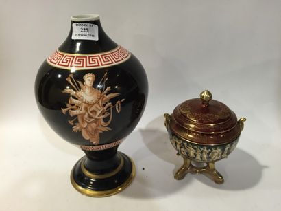 null Vase en porcelaine de forme balustre à décor de personnages grecs dansants entourés...