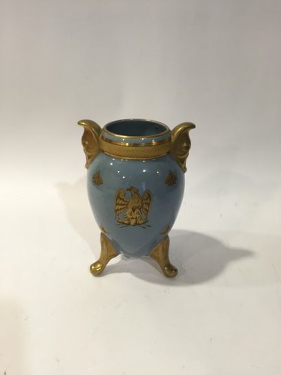 null Vase en porcelaine à fond bleu à décor à l'or de l'aigle impérial et d'un semi...