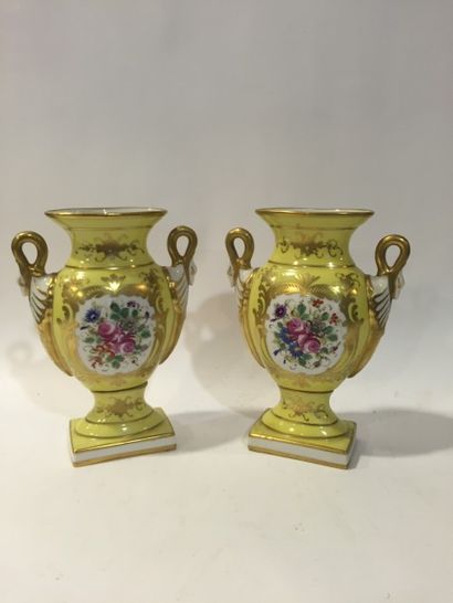 null Paire de vases de forme balustre en porcelaine de Limoges à fond jaune à décor...