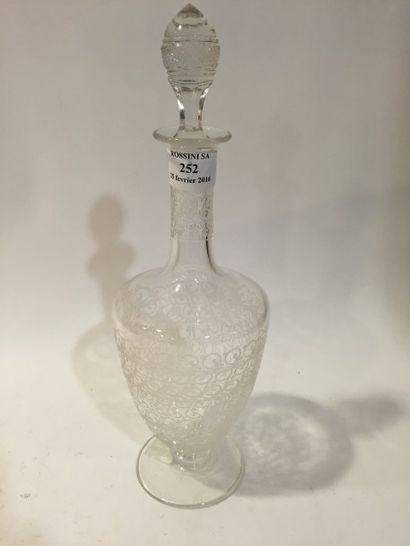 BACCARAT 

Carafe en cristal à décor gravé de rinceaux et son bouchon

H. 31,5cm