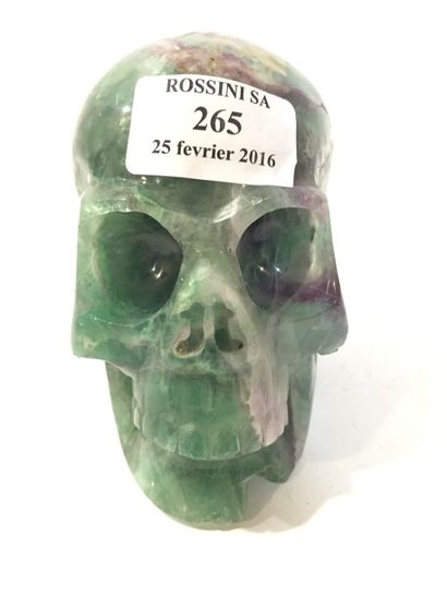null Vanité en pierre verte dure (fluorite?) représentant un crâne. 

Accident et...