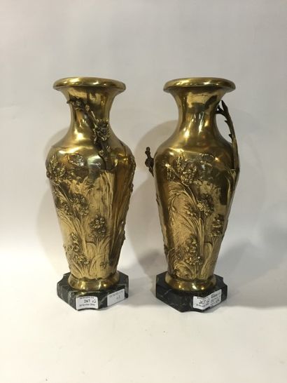 MOREAU Louis-Auguste, 

Paire de vase en bronze doré de formes balustre à décor en...