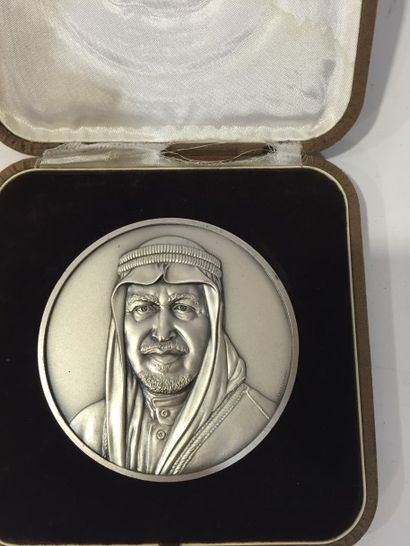 null Médaille en bronze argenté des télécommunications d'Arabie Saoudite,

une face...