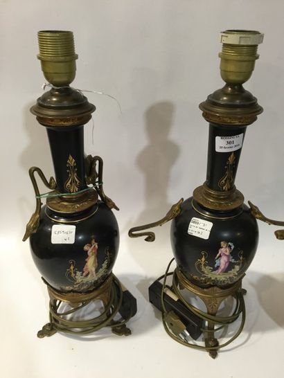 null Paire de lampes en porcelaine à fond noir à décor de nymphes dansantes et de...