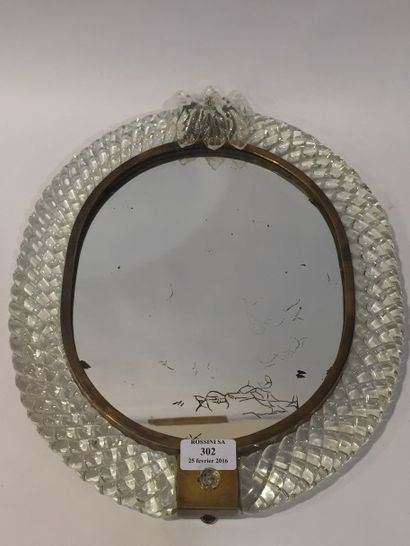 null Murano

Miroir ovale à bordure de verre torsadé et orné à la base d'une fleur...