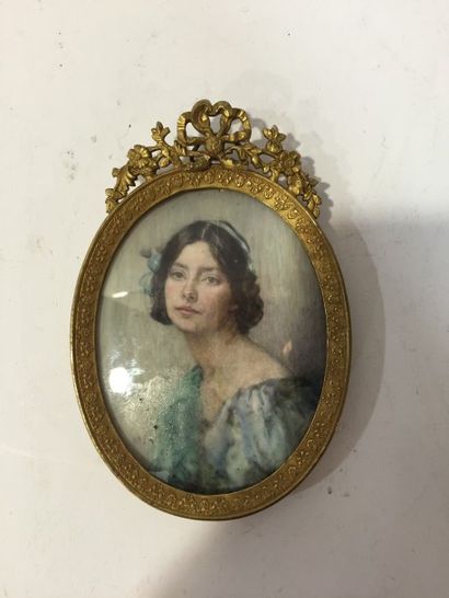 Ecole ANGLAISE de la fin du XIXème siècle 

Portrait de jeune fille en robe bleue.

Miniature...