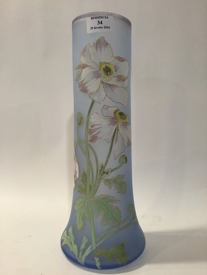 TRAVAIL FRANÇAIS 

Vase tubulaire à base renflée. Epreuve en verre bleu à décor de...