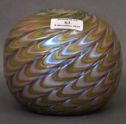 TRAVAIL MODERNE 

Vase boule en verre jaune et vert légèrement torsadé à décor «...
