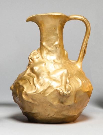 Jean GARNIER (1853-1910) 

Pichet en bronze doré à corps sphérique, anse latérale...
