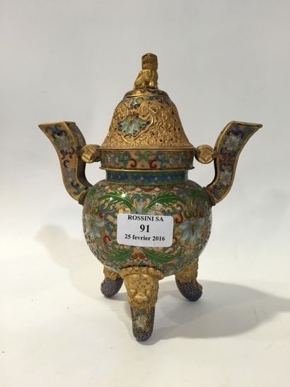 null Brule parfum tripode en émaux cloisonnés polychrome à décor de rinceaux, couvercle...