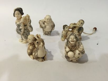 null Lot de cinq netsukés en ivoire sculpté et teinté représentant une geisha, deux...