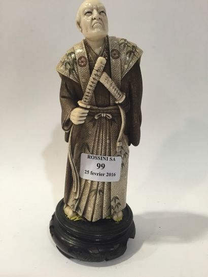 null Okimono en ivoire sculpté et polychrome représentant un samourai en costume...