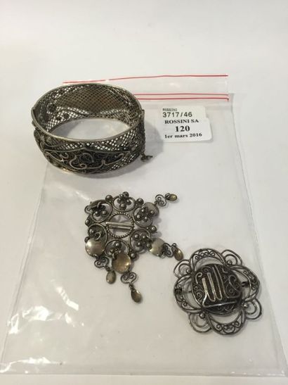 null Ensemble de trois bijoux orientaux en argent composé d'un bracelet à fond ajouré...