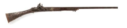 MAROC Grand fusil Fantasia en bois, os et métal décor de rinceaux et motifs stylisés
Fin...