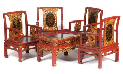 null Salon Chinois composé de quatre fauteuils et une table basse en bois laqué rouge...