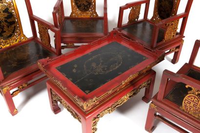 null Salon Chinois composé de quatre fauteuils et une table basse en bois laqué rouge...