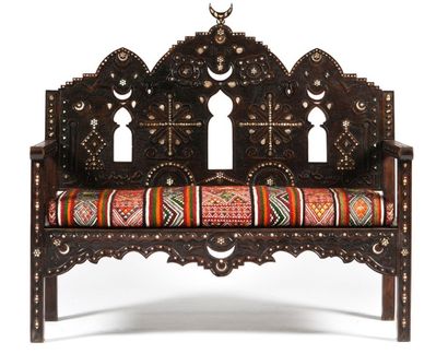 null Salon composé d'un canapé accompagné de deux chaises en bois teinté à ceinture...