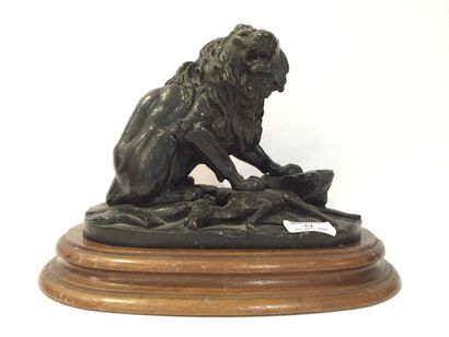 HEIZLER Hippolyte, 1828-1871 
Lion terrassant une gazelle, bronze à patine noire...