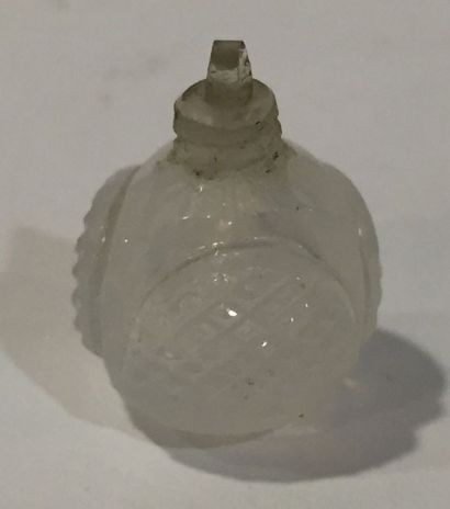null Un petit flacon miniature en verre en forme de fruit