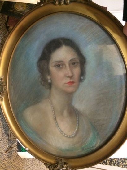 DJORDJADZE (XXe siècle) Portrait de femme aux perles, 1938

Pastel de forme ovale,...