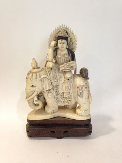 null Sujet en ivoire représentant la divinité Samantabhadra, tenant des rouleaux,...