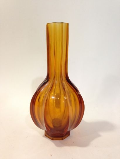 null Vase bouteille à arètes saillantes en verre teinté jaune.

Chine, XIXème siècle.

H...