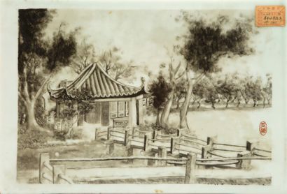 null Plaque en porcelaine à décor d'un jardin avec pavillon et pont.
Signée Yushan....