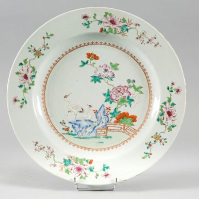 null Grand plat en porcelaine et émaux de la famille rose à décor d'un couple de...