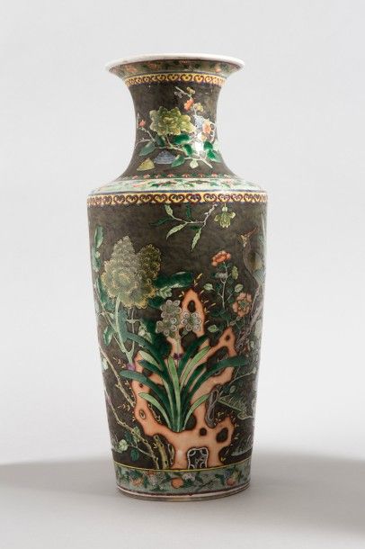null Vase balustre en porcelaine et émaux polychrome de style famille verte sur fond...