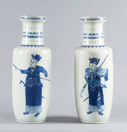 null Paire de grands vases balustre en porcelaine bleu-blanc à décor inversé de deux...